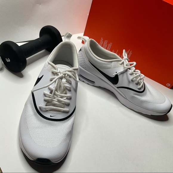 #40 NWT WHITE AND BLACK SHOES SIZE 7.5 - Picture 4 of 7